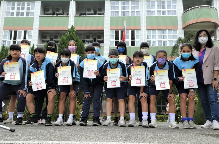 本校足球隊榮獲111學年度中等學校足球聯賽5人制國女組全國第三名